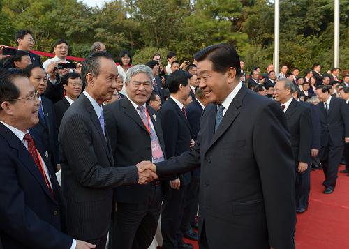 9月18日,中共中央政治局常委、全国政协主席贾庆林在南京会见前来出席海峡两岸企业家紫金山峰会的两岸企业家代表和经济界人士。新华社记者 马占成 摄