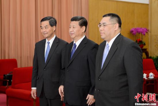 3月18日,国家主席习近平在中南海会见了来京列席十二届全国人大一次会议的香港特别行政区行政长官梁振英(左)和澳门特别行政区行政长官崔世安(右)。中新社发 廖攀 摄