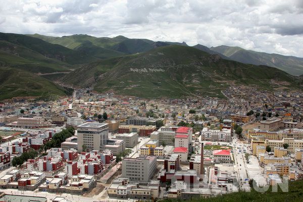 从当代山观景台看到的玉树一角 从当代山观景台看到的玉树一角